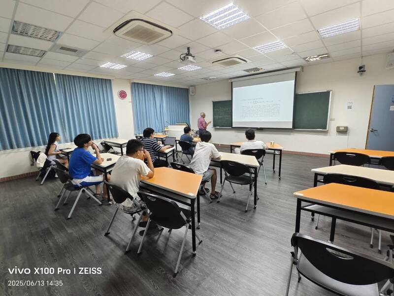 【學術交流】邀請印度學者Prof. Asoke Kumar Dhar 來台進行學術交流圖片